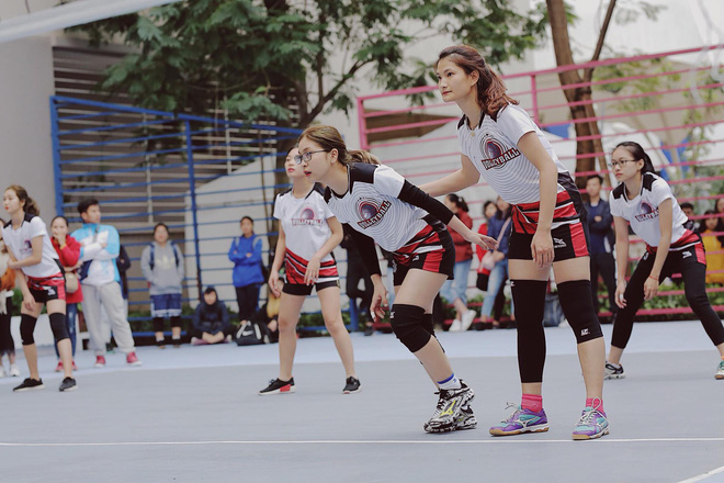 Bị dân mạng ẩn ý chê lùn, Nhật Lê - bạn gái Quang Hải nói một câu vừa cứng vừa lầy làm ai cũng bật cười