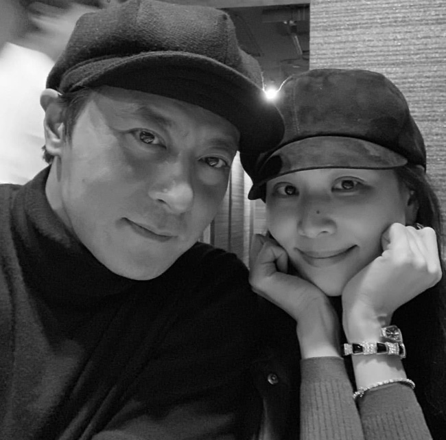 Bà xã Jang Dong Gun khoe ảnh hiếm hoi của hai vợ chồng, 46 tuổi vẫn là cặp đôi hot nhất nhì Hàn Quốc