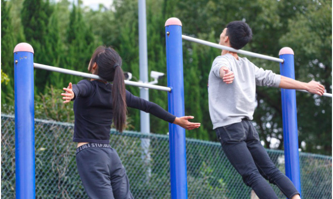 Tự tập không đến phòng gym, nữ sinh chỉ nặng 37kg sở hữu cơ bắp cuồn cuộn khiến cánh mày râu xấu hổ