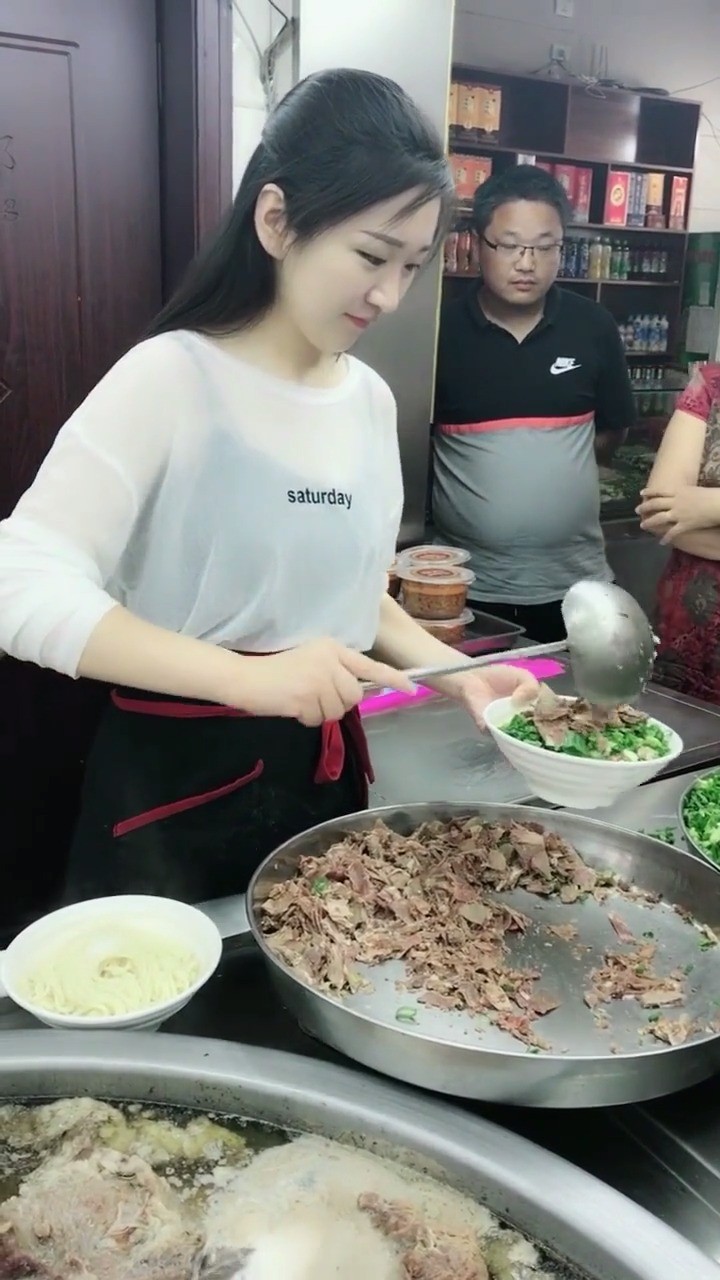 Cư dân mạng tá hỏa trước nhan sắc thật của cô nàng được mệnh danh Tây Thi bán mì bò