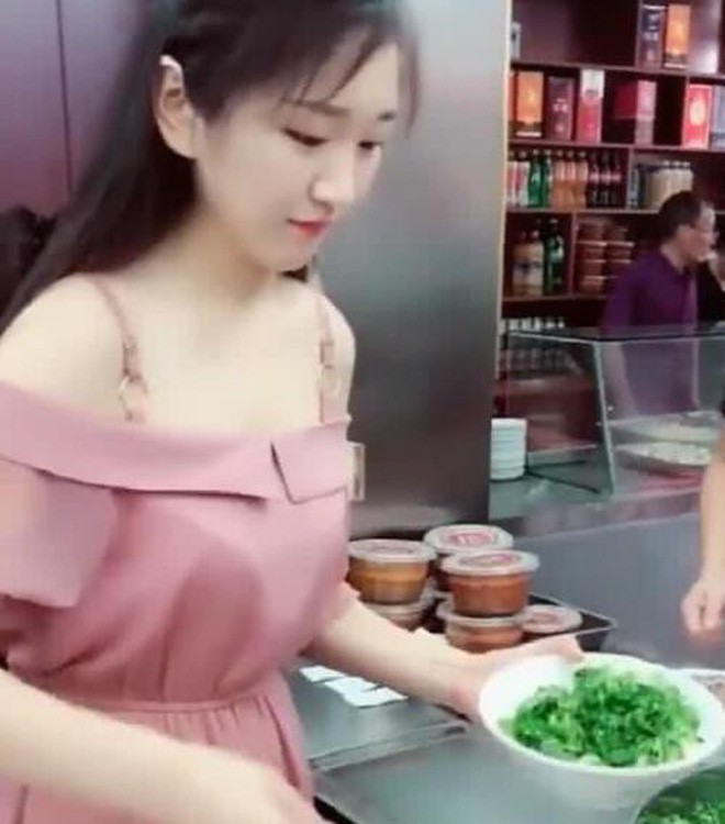 Cư dân mạng tá hỏa trước nhan sắc thật của cô nàng được mệnh danh Tây Thi bán mì bò