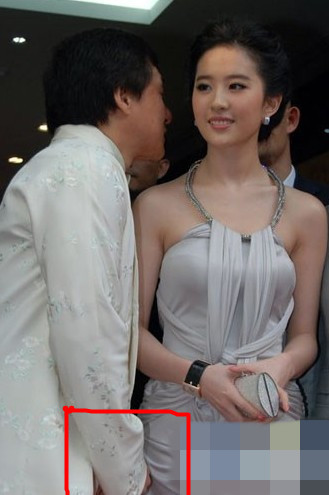 Rộ tin Lưu Diệc Phi có bầu với Thành Long và phải phá thai năm 15 tuổi