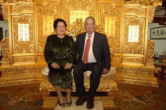 Ánh mắt dịu dàng Đường Tăng dành cho vợ tỷ phú và mối tình đẹp bất chấp tuổi tác suốt 28 năm