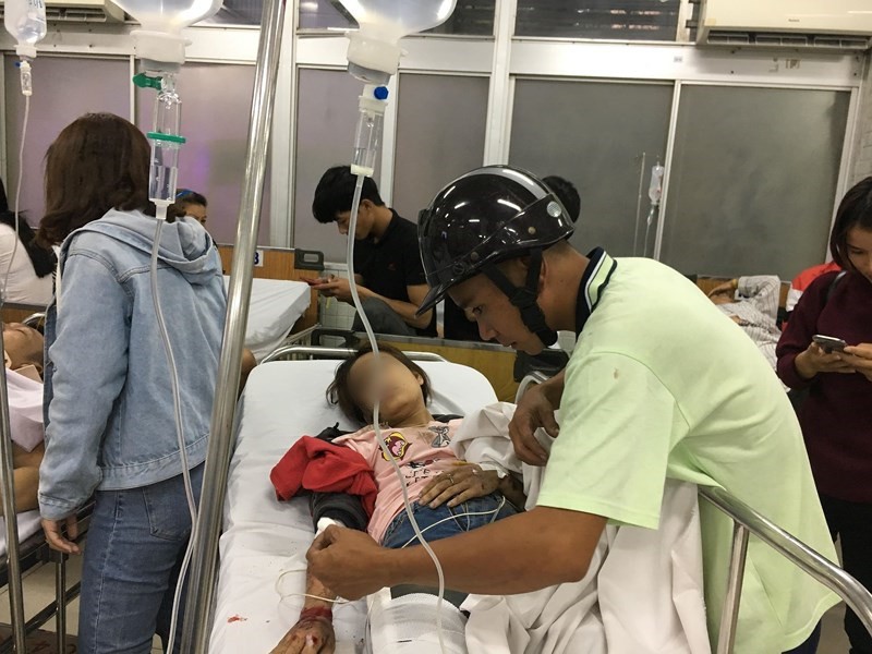 Tình người giữa đau thương: Anh xe ôm ở Long An bỏ hết công việc, bồng bế từng nạn nhân lên xe cấp cứu vào bệnh viện