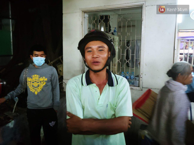 Tình người giữa đau thương: Anh xe ôm ở Long An bỏ hết công việc, bồng bế từng nạn nhân lên xe cấp cứu vào bệnh viện