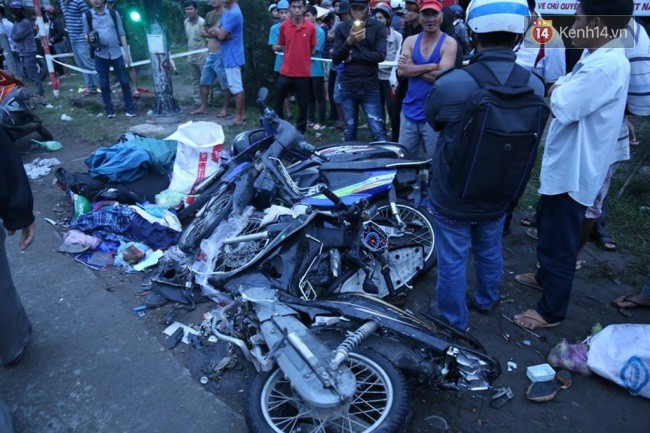 Tình người giữa đau thương: Anh xe ôm ở Long An bỏ hết công việc, bồng bế từng nạn nhân lên xe cấp cứu vào bệnh viện