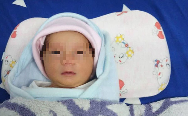 Bé gái xinh như thiên thần bị bỏ rơi trên ghế đá vỉa hè ngày Tết dương lịch