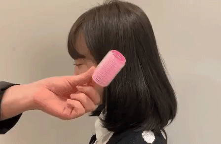 Ố á với tuyệt chiêu cuốn lô chỉ tốn đúng 3 giây đã mang đến kiểu mái phồng nhẹ xinh tuyệt