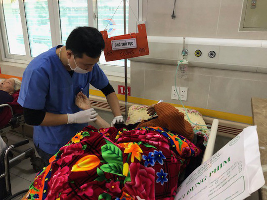 Bác sĩ lý giải vì sao không nên cho người đột quỵ trời lạnh uống bất cứ thứ nước gì?