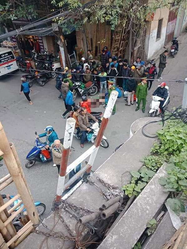 Hà Nội: Người đàn ông mặc áo Grab đang đi xe máy bất ngờ ngã gục giữa đường, tử vong tại chỗ