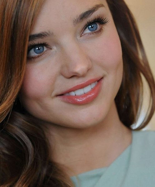 Những tuyệt sắc giai nhân dìm đối phương trong đôi mắt biển hồ