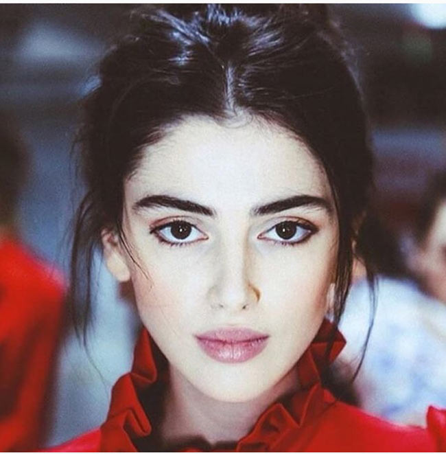 Những tuyệt sắc giai nhân dìm đối phương trong đôi mắt biển hồ