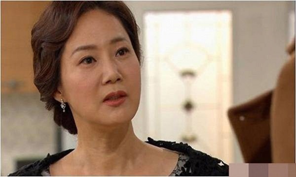 Bị dè bỉu đồ nhà quê, cô gái cố tình bỏ rơi một món đồ vật khiến mẹ bạn trai tái mặt