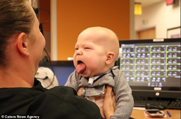 Siêu âm thấy con thè lưỡi vô cùng đáng yêu nhưng đến ngày con chào đời, bố mẹ không tin nổi vào mắt mình