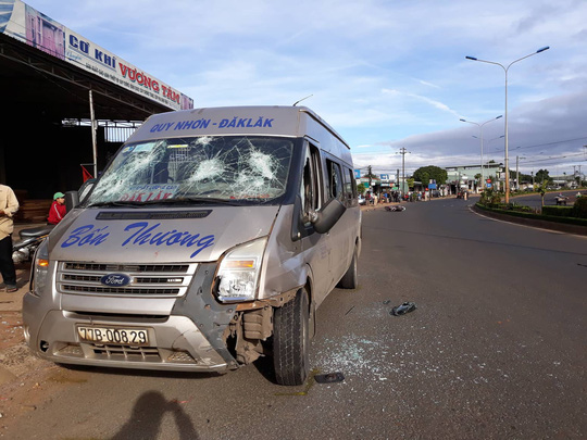 Xe khách điên tông 2 xe máy, 4 người thương vong