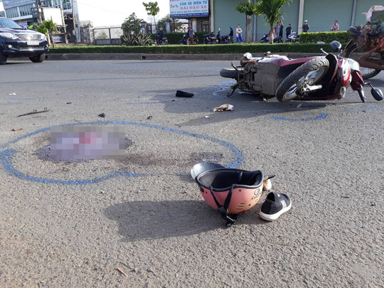 Xe khách điên tông 2 xe máy, 4 người thương vong