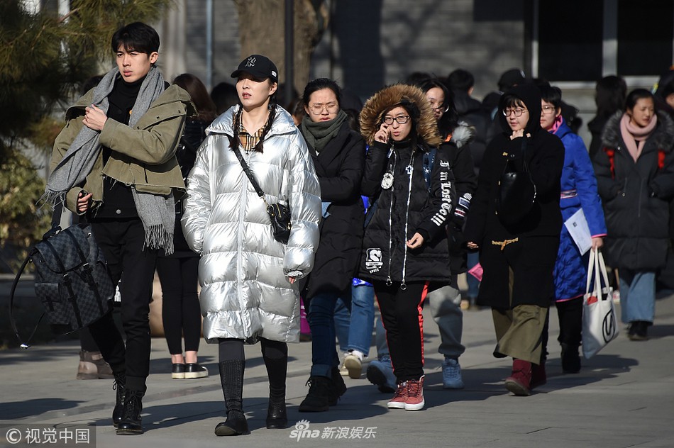 Thí sinh dự thi vào trường nghệ thuật lớn bậc nhất Châu Á: Quá nhiều trai xinh gái đẹp trong một khung hình