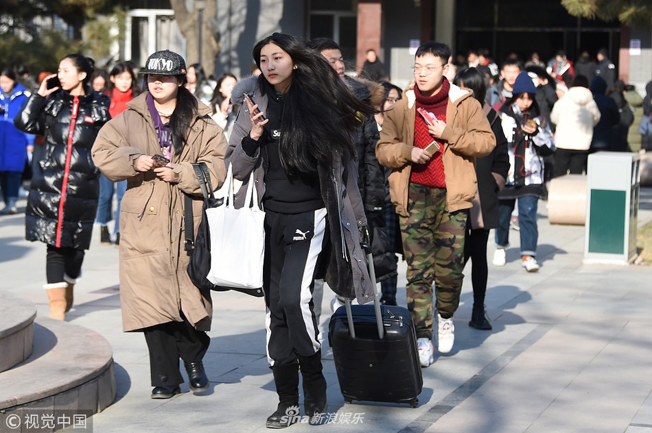 Thí sinh dự thi vào trường nghệ thuật lớn bậc nhất Châu Á: Quá nhiều trai xinh gái đẹp trong một khung hình