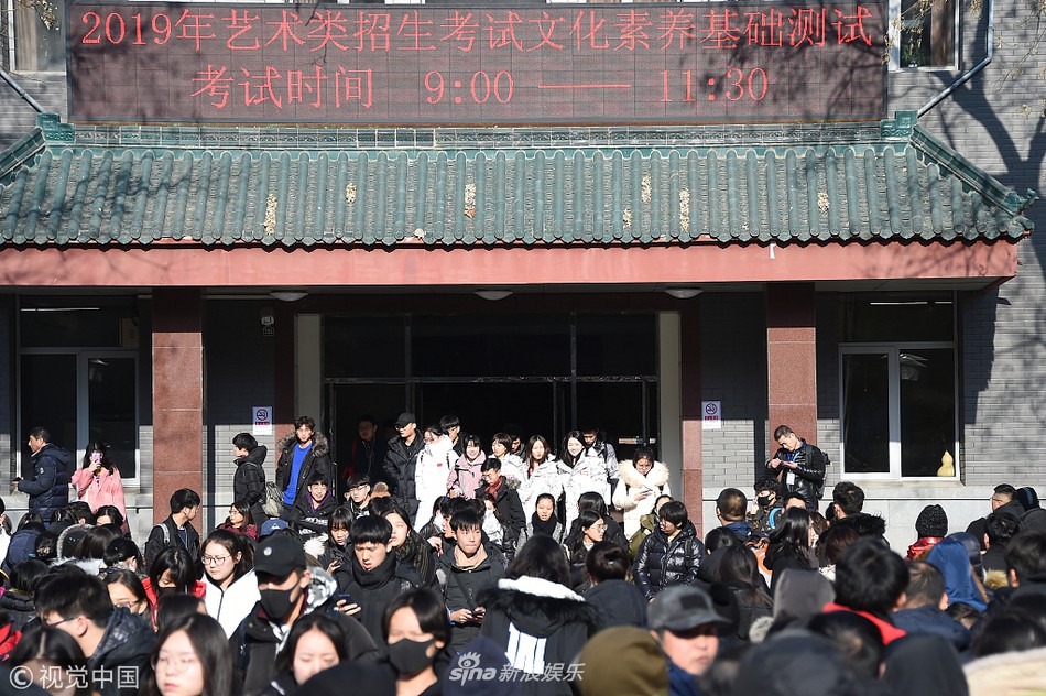 Thí sinh dự thi vào trường nghệ thuật lớn bậc nhất Châu Á: Quá nhiều trai xinh gái đẹp trong một khung hình