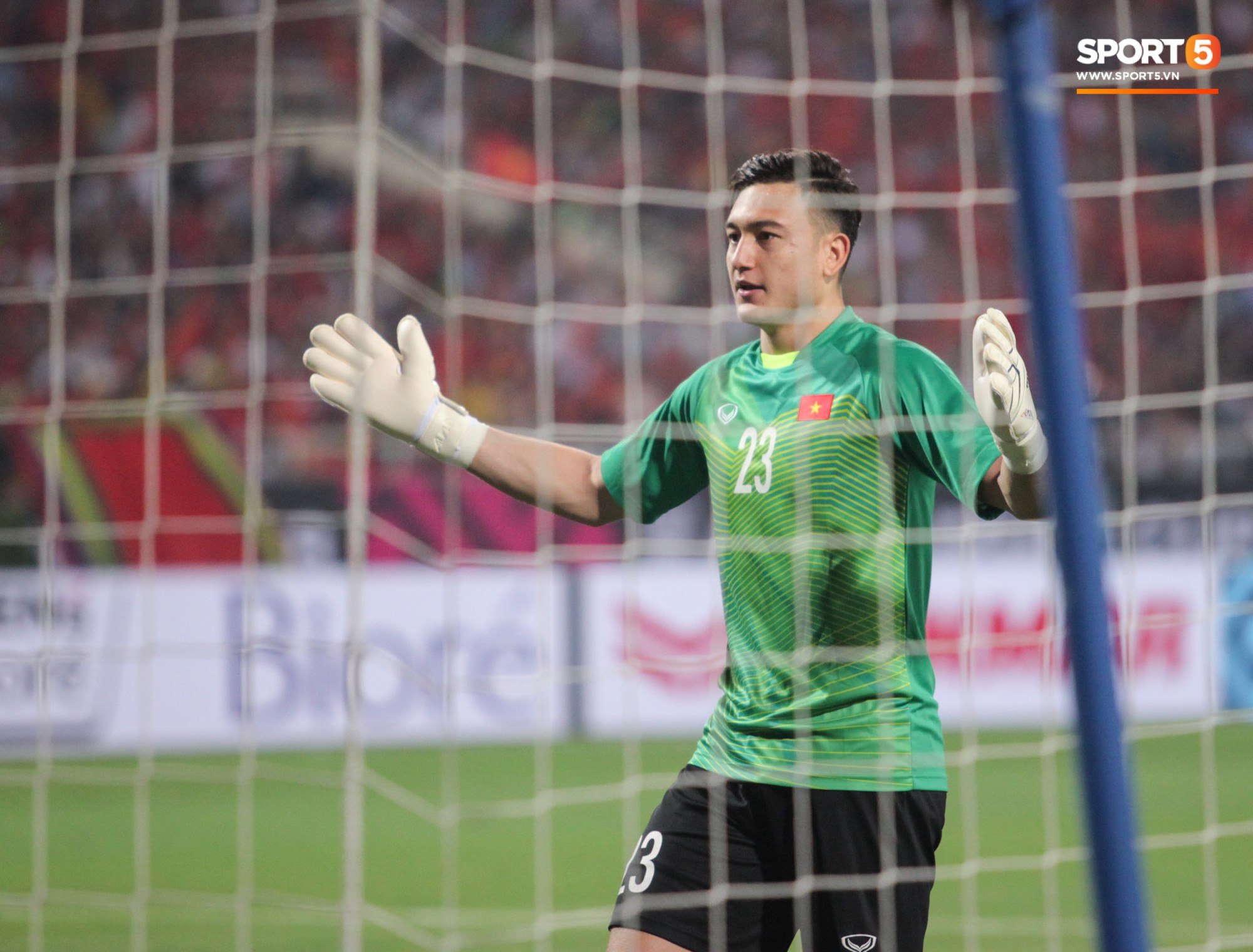 Sang Thái Lan chơi bóng, Đặng Văn Lâm có thể không được dự AFF Cup