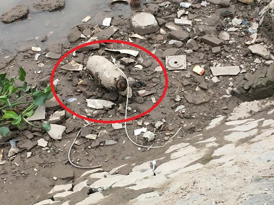 Bảo vệ hiện trường nơi xuất hiện vật thể lạ nghi là bom