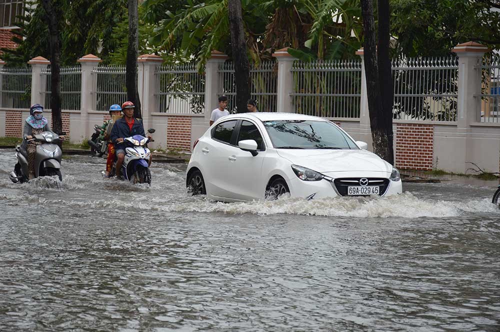 Bão số 1 áp sát miền Tây: Sập nhà, 1 người chết