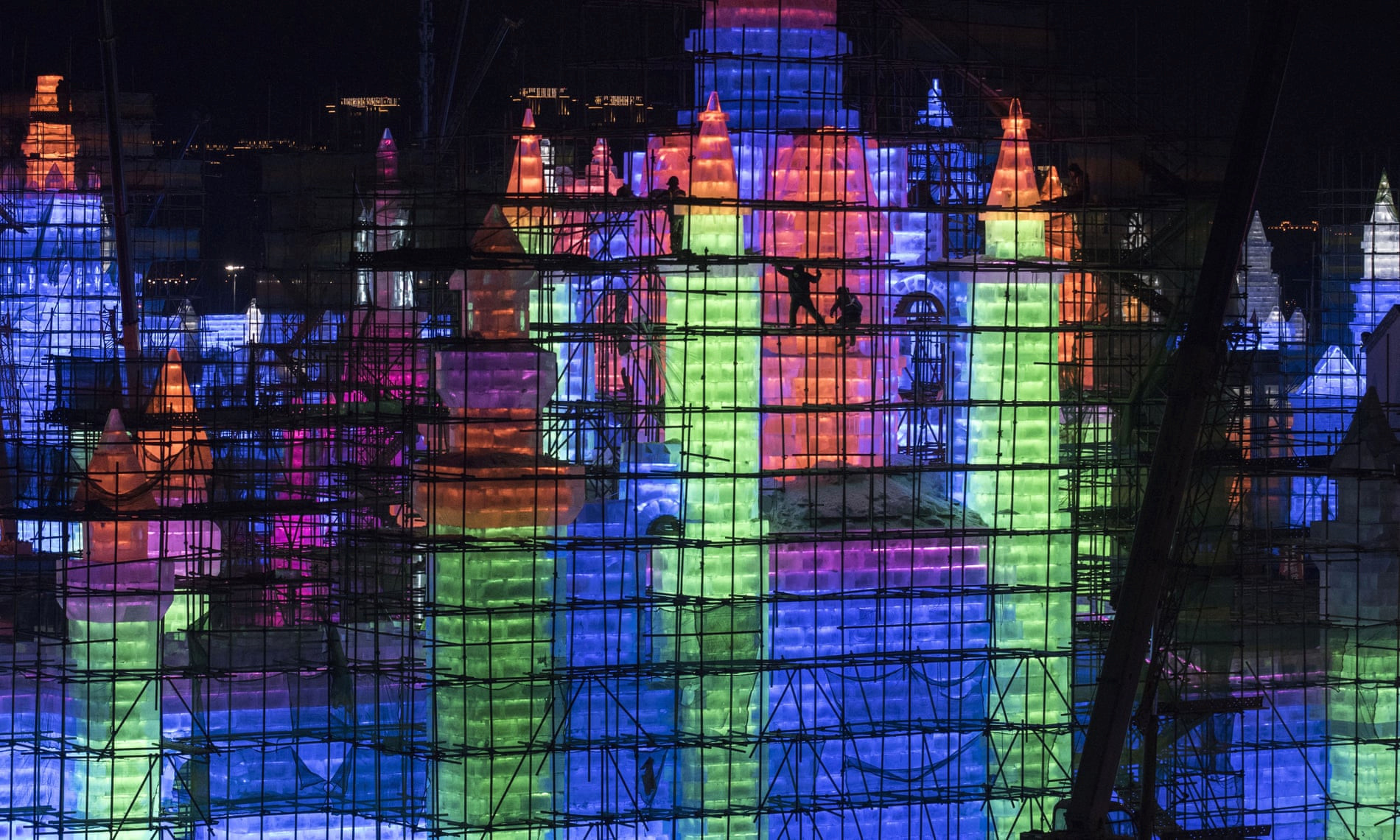 Lâu đài như cổ tích tại lễ hội băng lớn nhất thế giới ở Trung Quốc