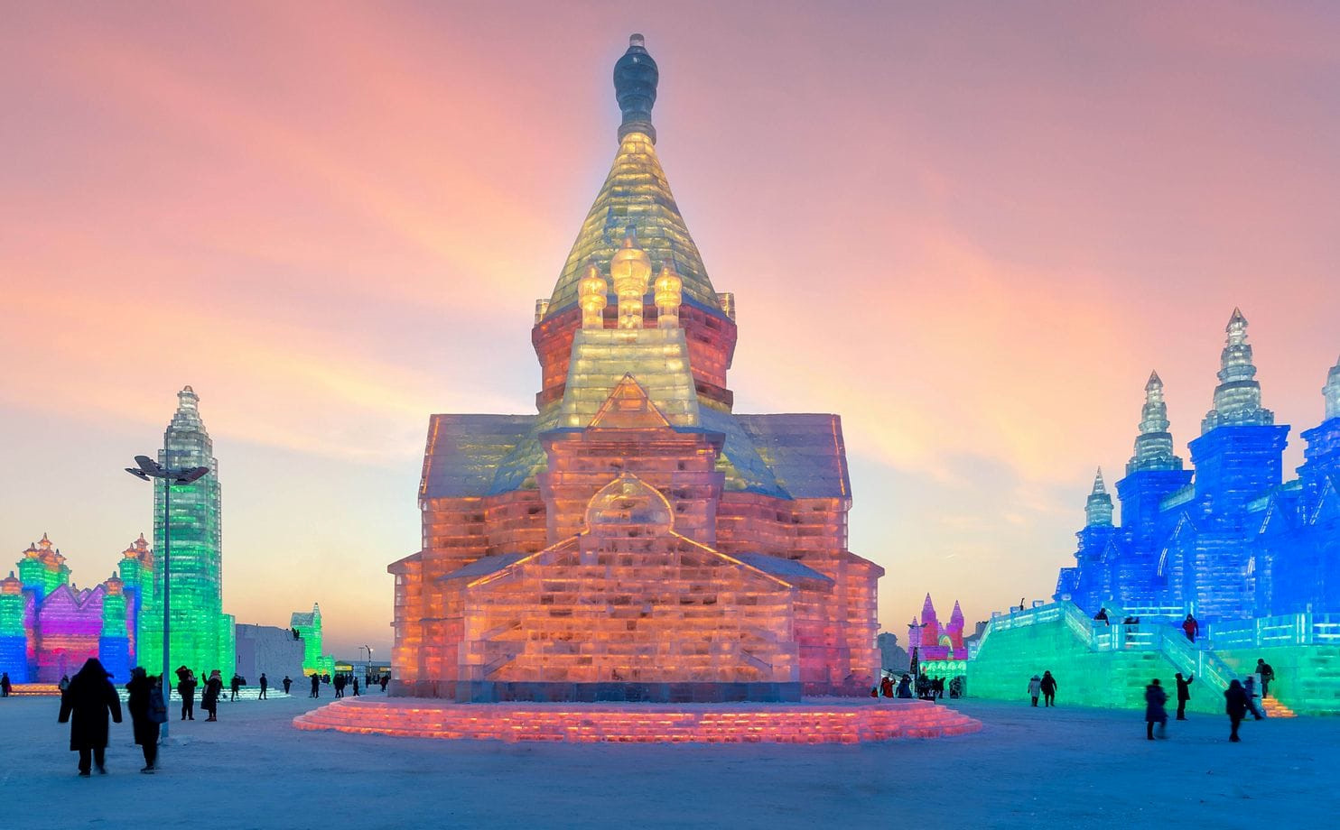 Lâu đài như cổ tích tại lễ hội băng lớn nhất thế giới ở Trung Quốc