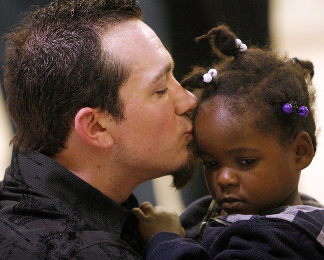 Chùm ảnh chứng minh: Sân bay là nơi hài hước nhất cũng là nơi cảm động nhất thế gian