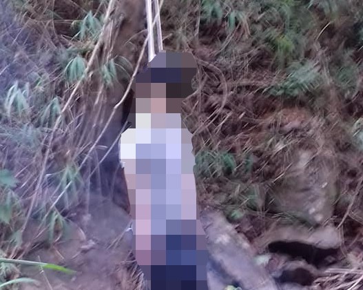 Nam thanh niên để lại ba lô, tiền cùng giấy vay nợ rồi xuống suối treo cổ tự tử