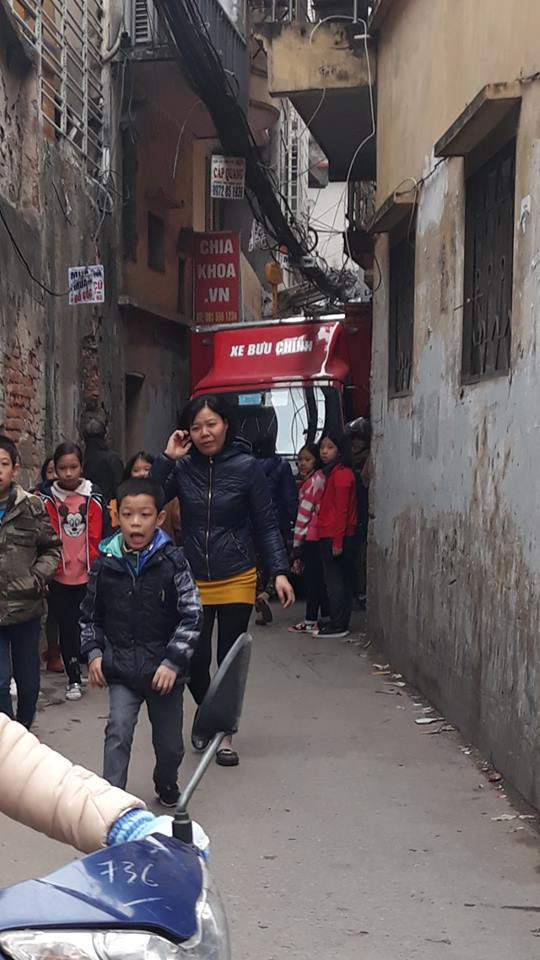 Xe bưu chính kẹt cứng trong ngõ - hình ảnh dở khóc dở cười đang gây xôn xao trên MXH