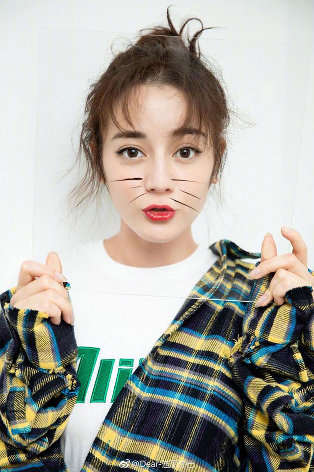 Địch Lệ Nhiệt Ba sơ ý để lộ ảnh bạn trai đang nằm trên giường khi đang mải mê livestream?