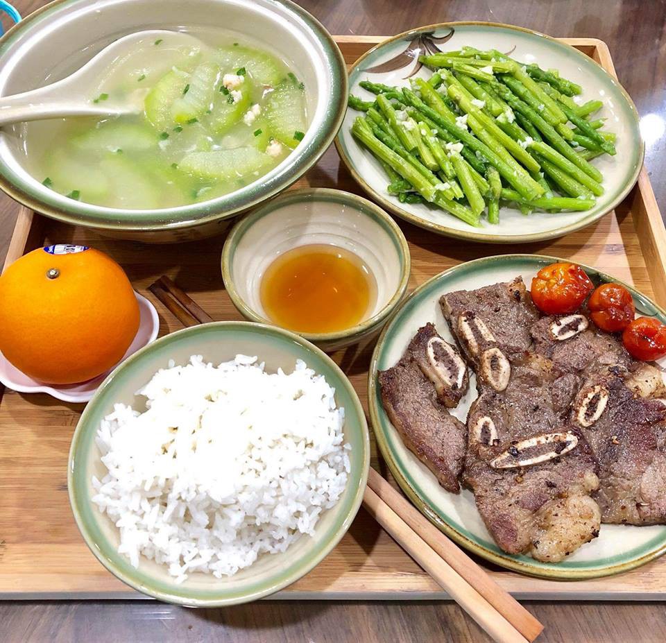 Nhìn mâm cơm của mẹ trẻ có số hưởng nhất năm, hội chị em đỏ mắt đòi đi...ở cữ cùng