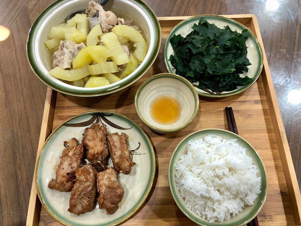 Nhìn mâm cơm của mẹ trẻ có số hưởng nhất năm, hội chị em đỏ mắt đòi đi...ở cữ cùng