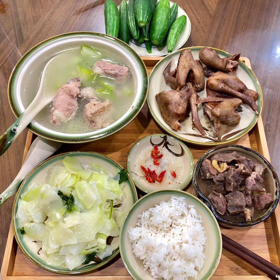 Nhìn mâm cơm của mẹ trẻ có số hưởng nhất năm, hội chị em đỏ mắt đòi đi...ở cữ cùng