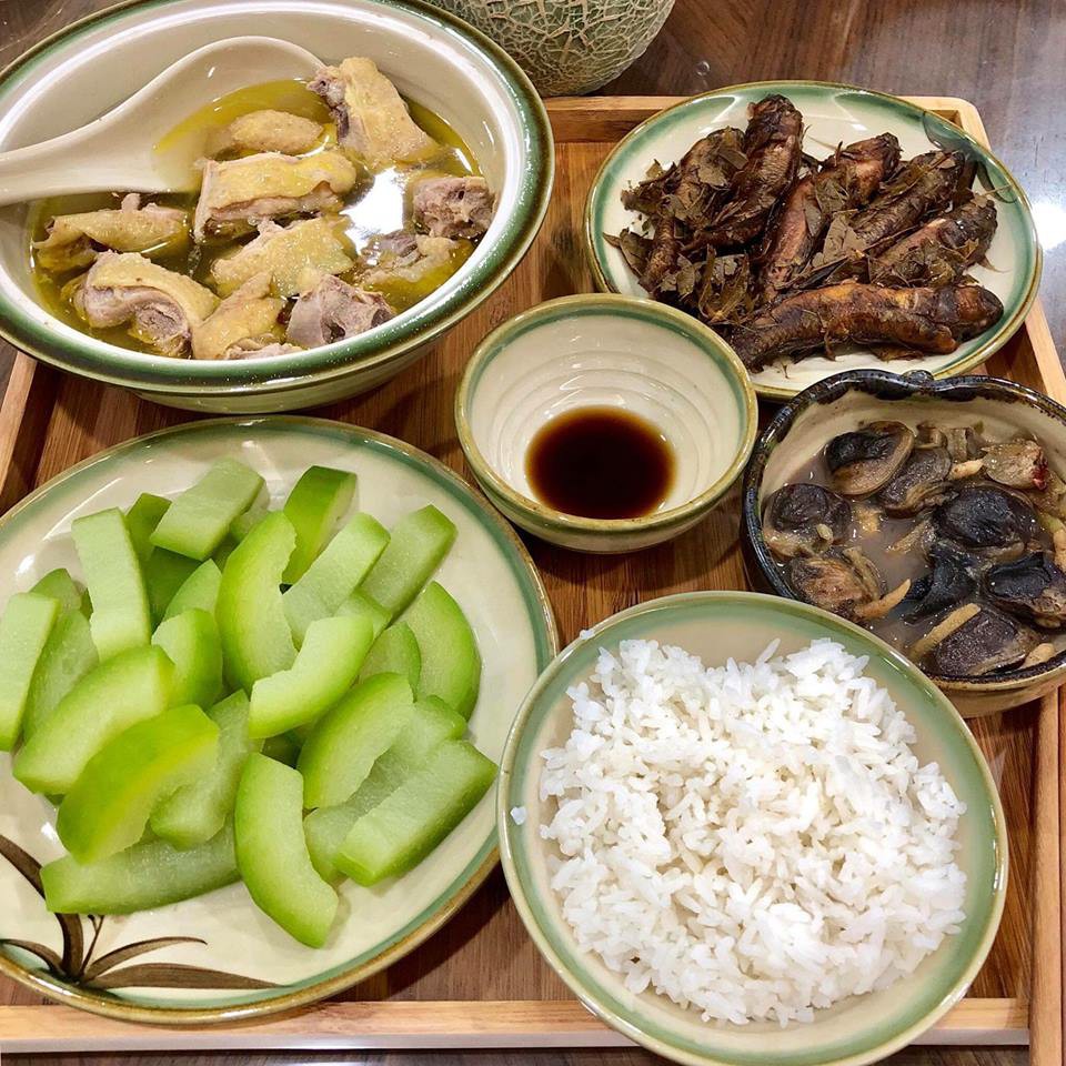 Nhìn mâm cơm của mẹ trẻ có số hưởng nhất năm, hội chị em đỏ mắt đòi đi...ở cữ cùng