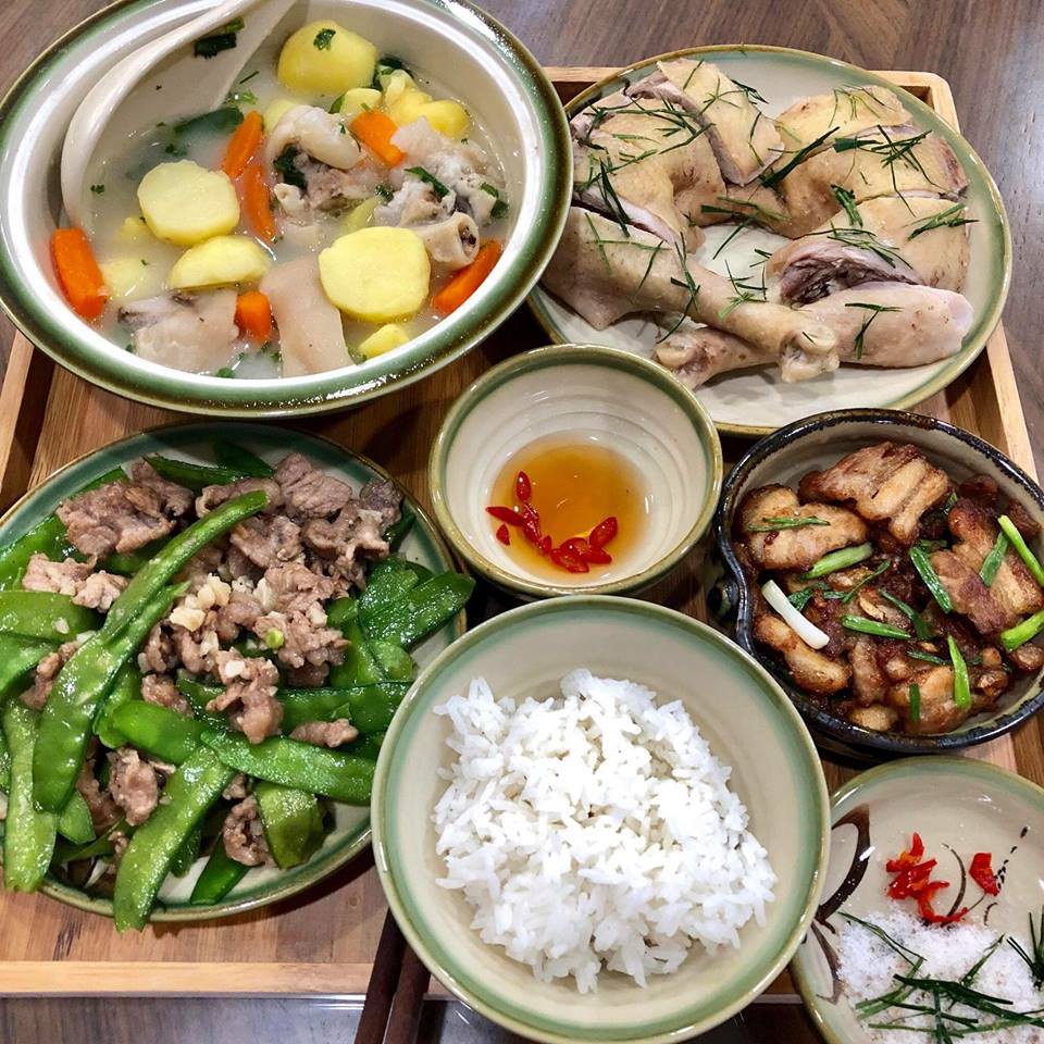 Nhìn mâm cơm của mẹ trẻ có số hưởng nhất năm, hội chị em đỏ mắt đòi đi...ở cữ cùng