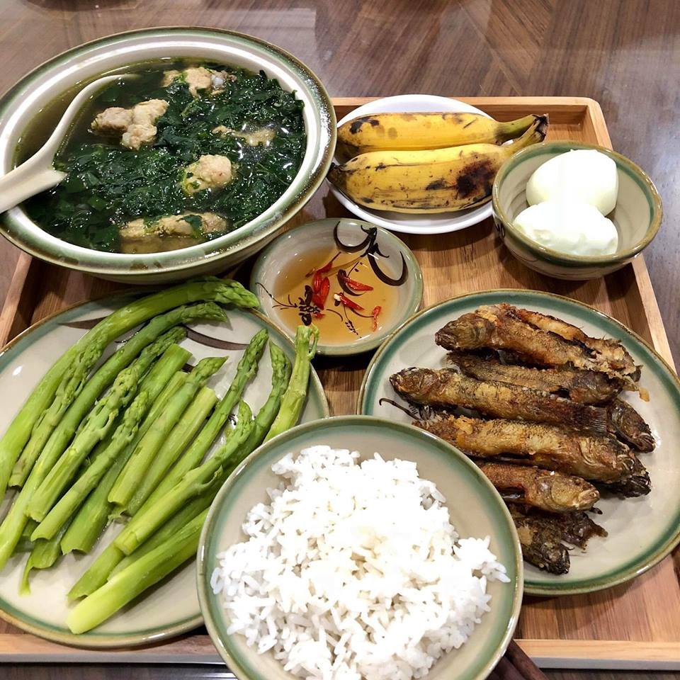 Nhìn mâm cơm của mẹ trẻ có số hưởng nhất năm, hội chị em đỏ mắt đòi đi...ở cữ cùng