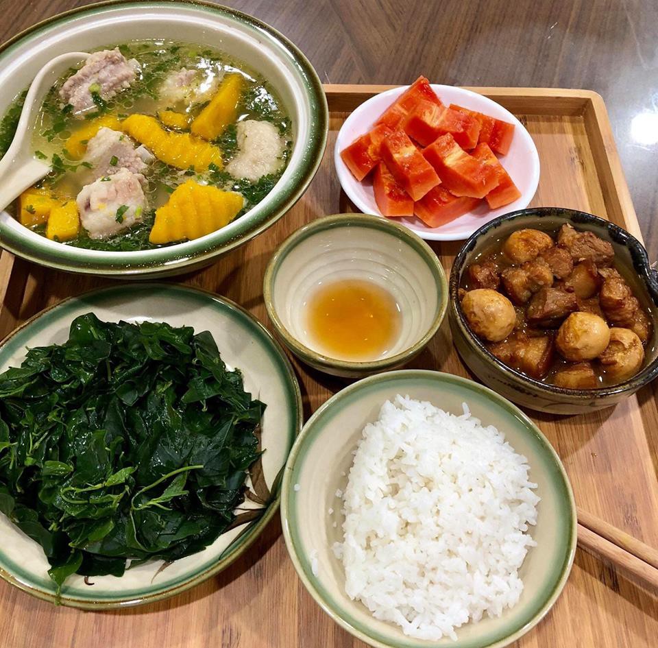 Nhìn mâm cơm của mẹ trẻ có số hưởng nhất năm, hội chị em đỏ mắt đòi đi...ở cữ cùng