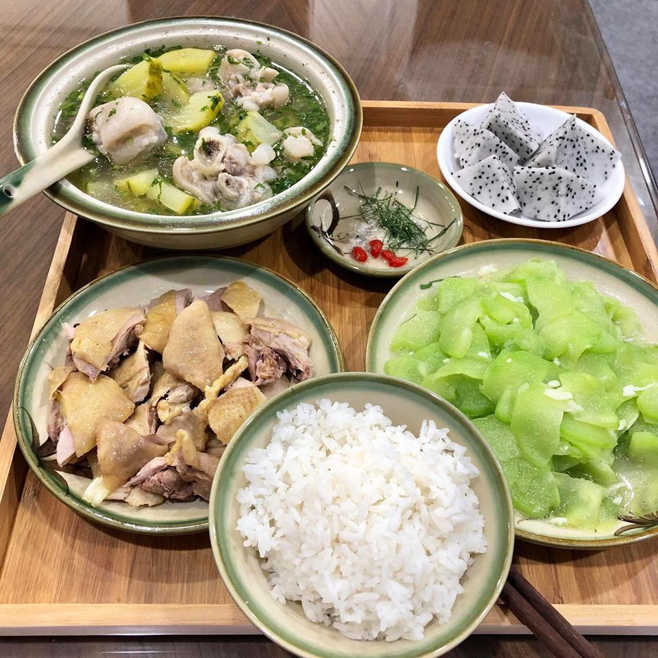 Nhìn mâm cơm của mẹ trẻ có số hưởng nhất năm, hội chị em đỏ mắt đòi đi...ở cữ cùng