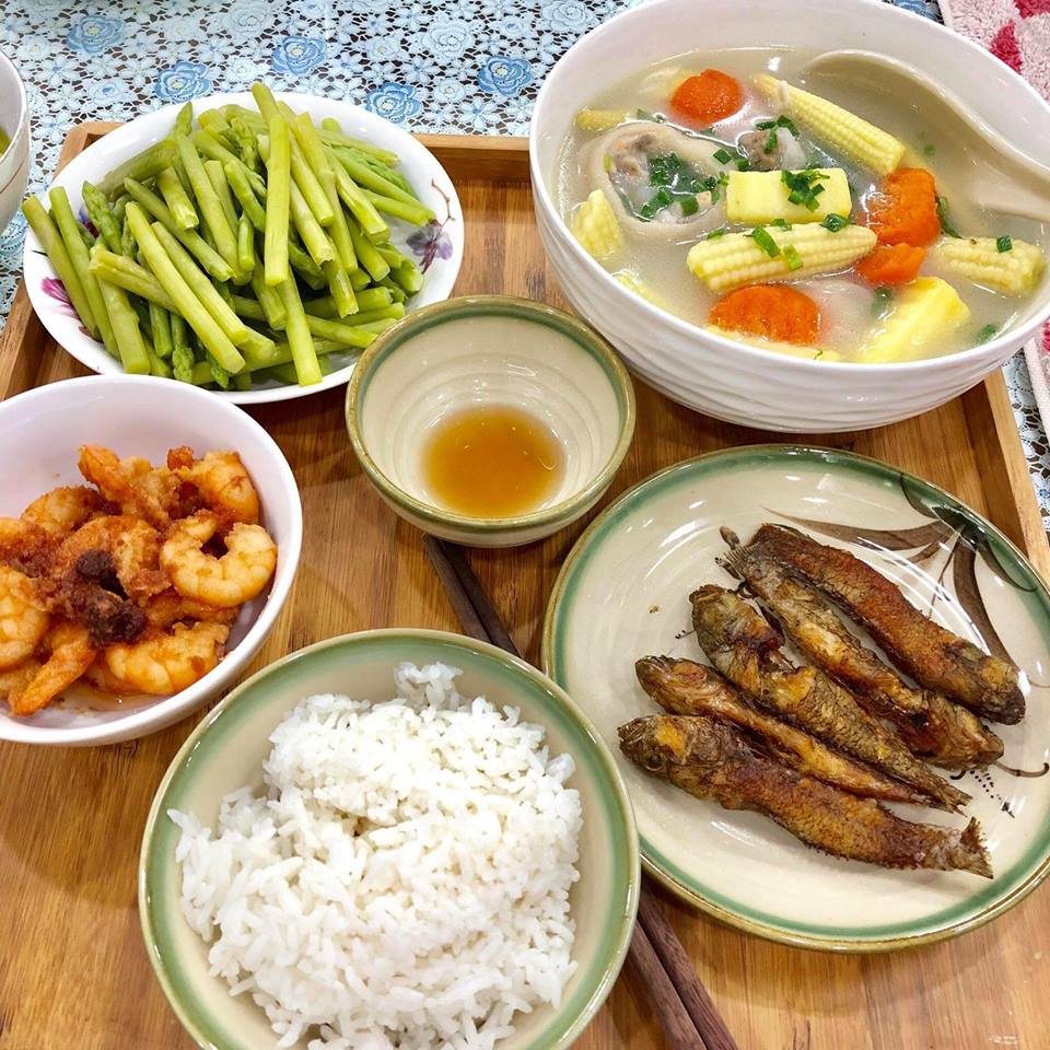 Nhìn mâm cơm của mẹ trẻ có số hưởng nhất năm, hội chị em đỏ mắt đòi đi...ở cữ cùng