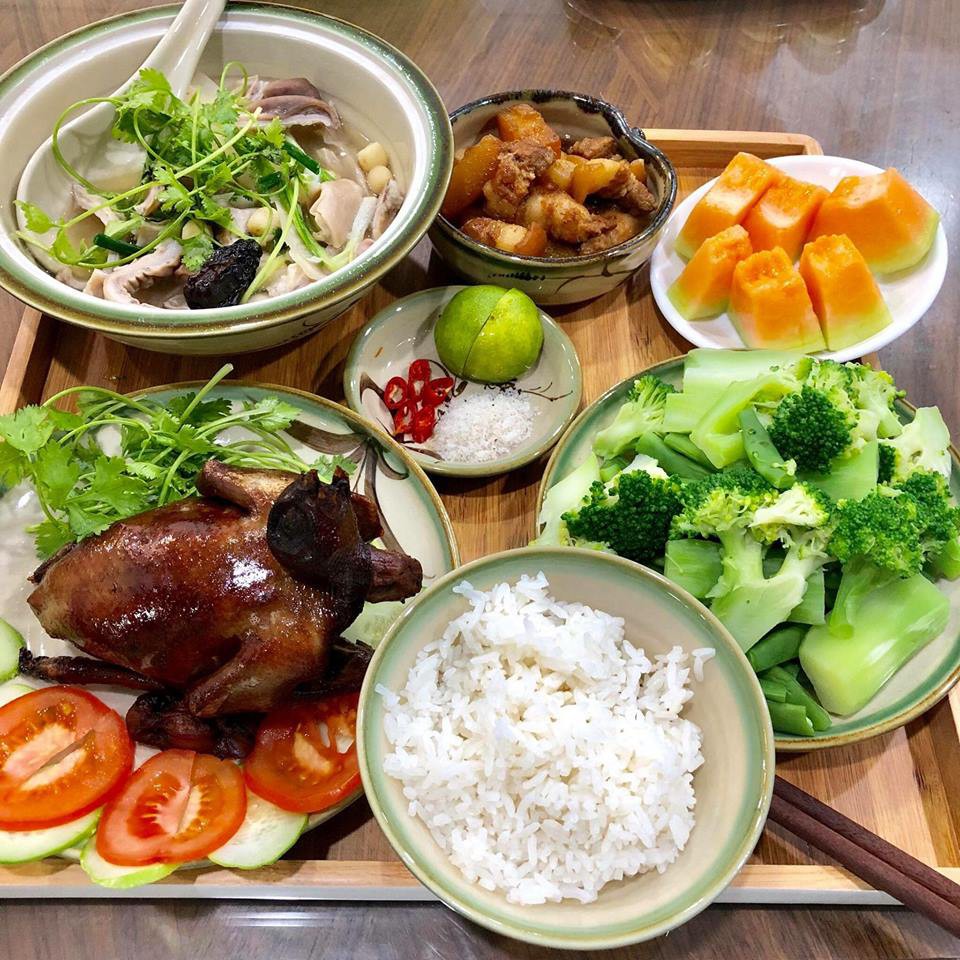 Nhìn mâm cơm của mẹ trẻ có số hưởng nhất năm, hội chị em đỏ mắt đòi đi...ở cữ cùng