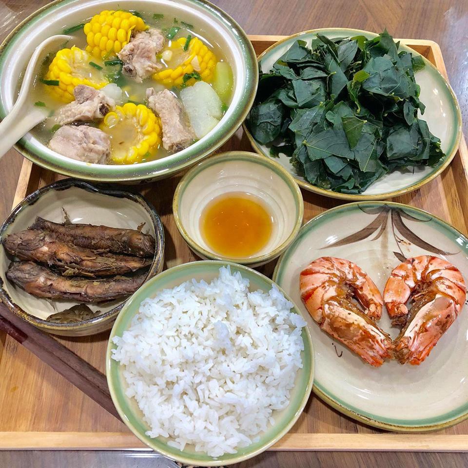 Nhìn mâm cơm của mẹ trẻ có số hưởng nhất năm, hội chị em đỏ mắt đòi đi...ở cữ cùng