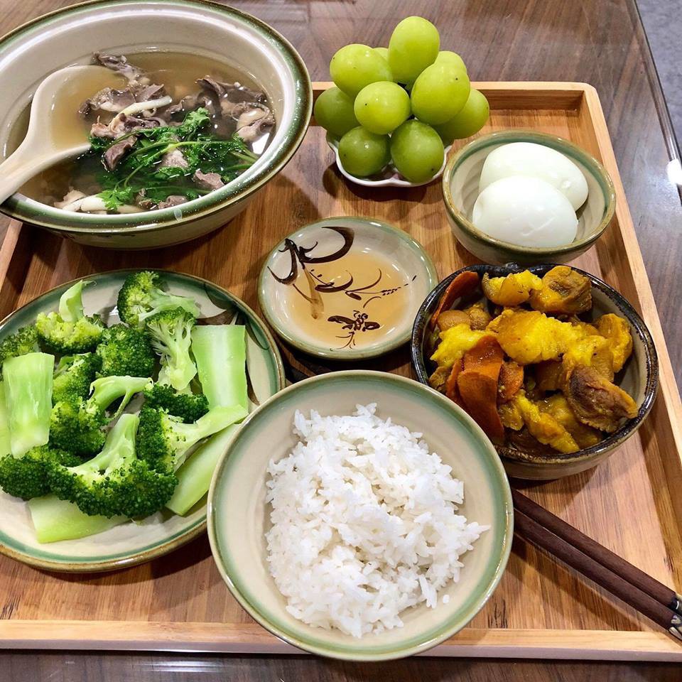 Nhìn mâm cơm của mẹ trẻ có số hưởng nhất năm, hội chị em đỏ mắt đòi đi...ở cữ cùng