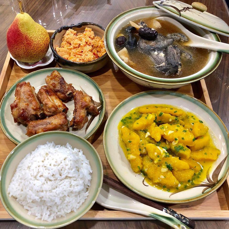 Nhìn mâm cơm của mẹ trẻ có số hưởng nhất năm, hội chị em đỏ mắt đòi đi...ở cữ cùng