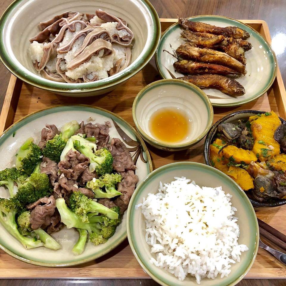 Nhìn mâm cơm của mẹ trẻ có số hưởng nhất năm, hội chị em đỏ mắt đòi đi...ở cữ cùng