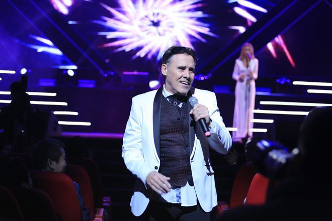 Đi xem show Bad Boys Blue, Bằng Kiều bất ngờ được mời lên hát