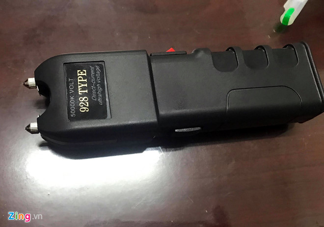 Cảnh sát đột kích căn hộ của 9X buôn súng điện, bình hơi cay