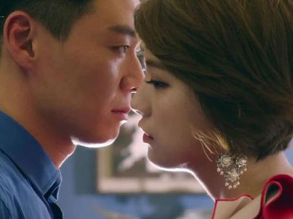 Héo hon hàng đêm vì ngủ với chồng giàu, già, èo uột lại nhớ người yêu cũ