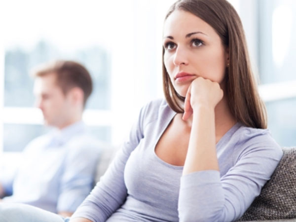 Mỗi lần tôi đề cập chuyện tình cảm, anh lại lảng tránh